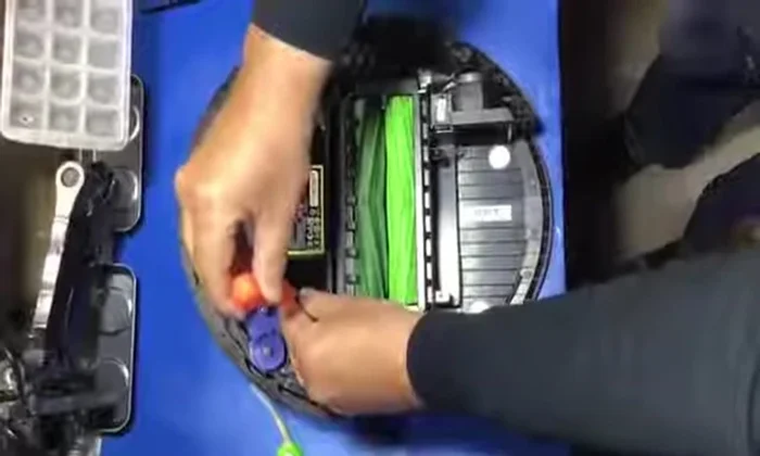 Con un taglierino, rimuovere le due rondelle (almeno una è fondamentale).