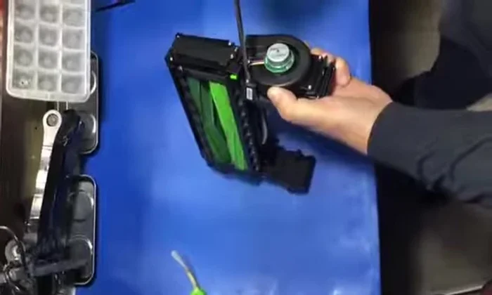 Con un taglierino, rimuovere le due rondelle (almeno una è fondamentale).