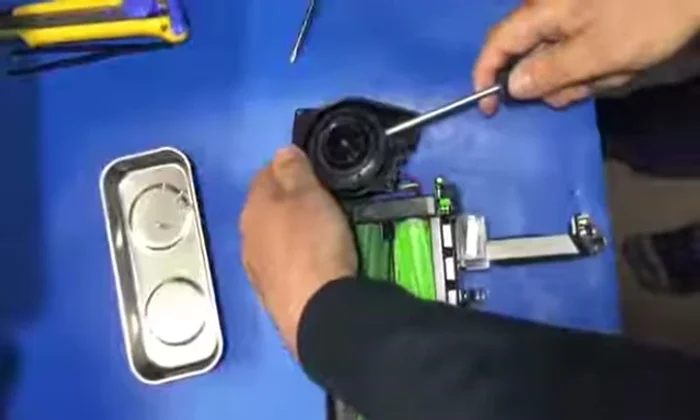 Con un taglierino, rimuovere le due rondelle (almeno una è fondamentale).