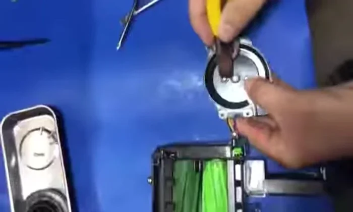 Con un taglierino, rimuovere le due rondelle (almeno una è fondamentale).