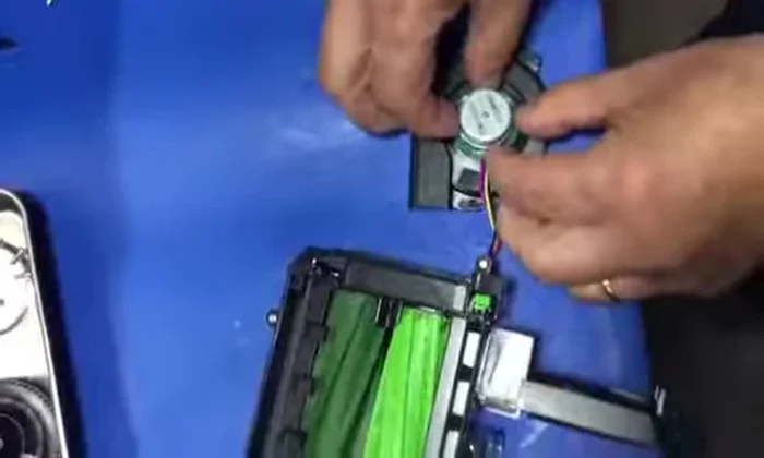 Rimuovere la rondella di plastica difettosa.