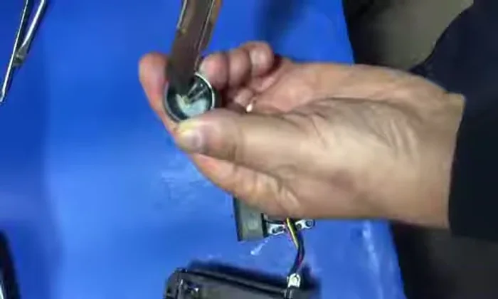 Rimuovere la rondella di plastica difettosa.