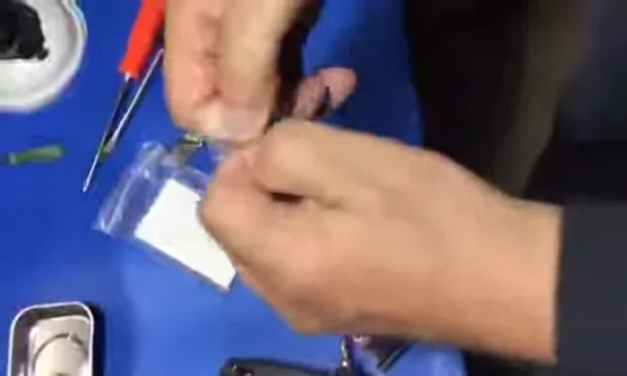 Spingere delicatamente la ventola sull'albero, utilizzando un cacciavite piccolo per sollevarla e distribuire uniformemente lo spazio.