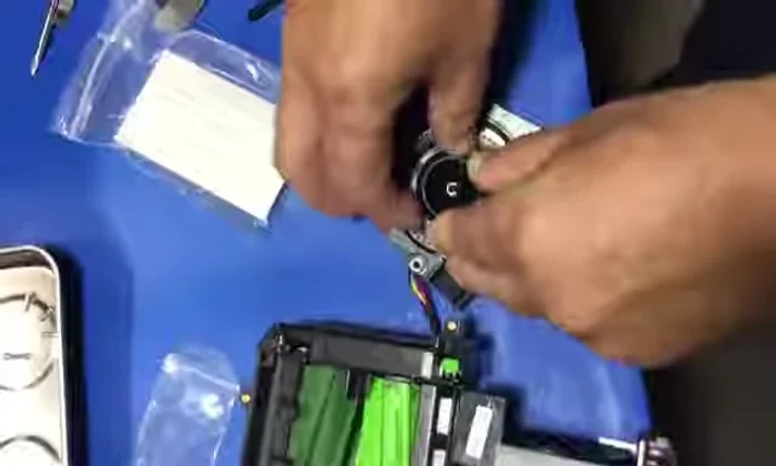 Spingere delicatamente la ventola sull'albero, utilizzando un cacciavite piccolo per sollevarla e distribuire uniformemente lo spazio.