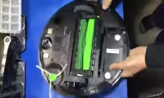 Sollevare la piastra nera e metterla da parte.