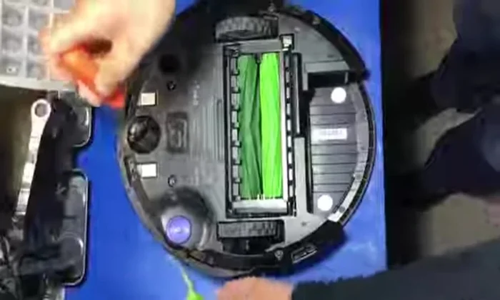 Sollevare la piastra nera e metterla da parte.