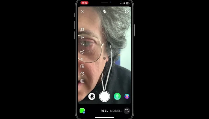 Caricare l'immagine dello sfondo verde appena scaricato.