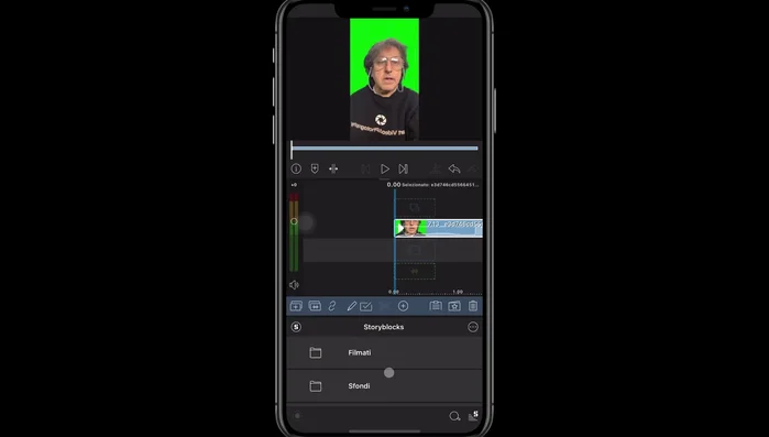 Utilizzare lo strumento di keying (mascheratura) del programma di editing per rimuovere lo sfondo verde dalla clip, rivelando il nuovo background scelto.