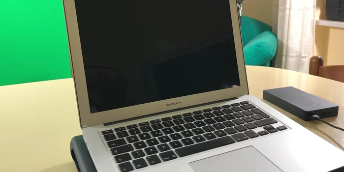 Rilasciare i tasti quando appare il logo Apple. Il computer si avvierà in modalità di ripristino.