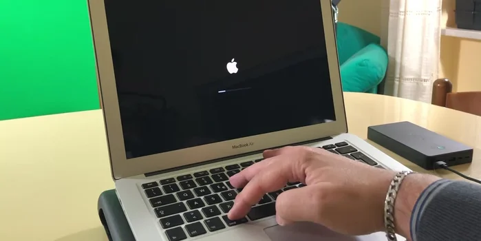 Rilasciare i tasti quando appare il logo Apple. Il computer si avvierà in modalità di ripristino.