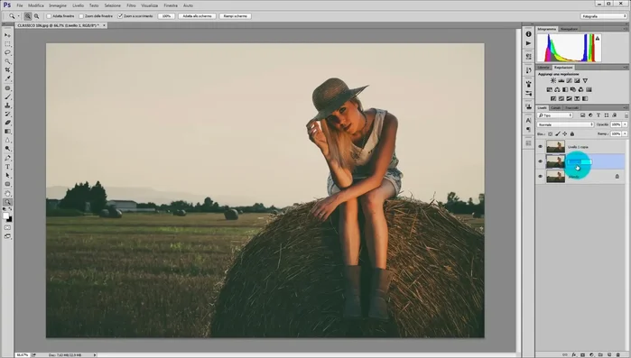 In Photoshop, duplicare lo sfondo due volte. Rinominare i livelli: 'Primo piano', 'Sfondo'. Rendere invisibile il livello base.