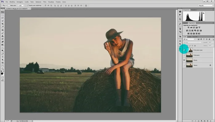 Applicare la maschera di livello a entrambi i livelli. Salvare il file come PSD.