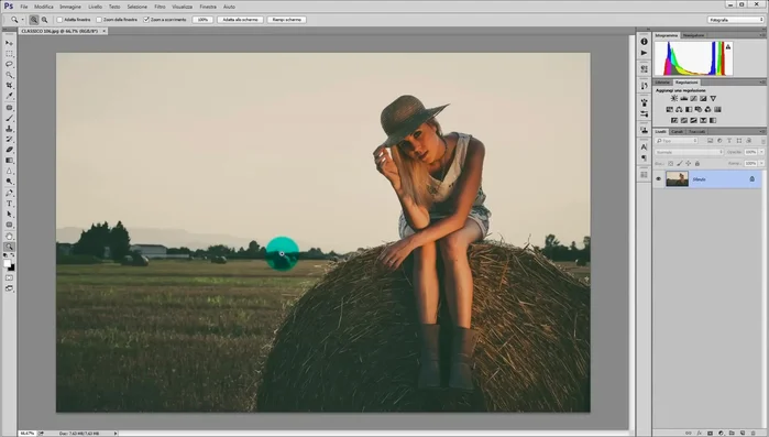 In Photoshop, duplicare lo sfondo due volte. Rinominare i livelli: 'Primo piano', 'Sfondo'. Rendere invisibile il livello base.