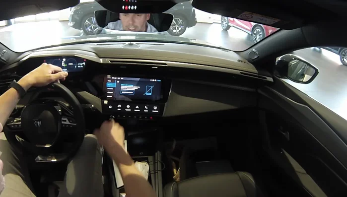 Accedere alle impostazioni del veicolo per personalizzare il display (colori, luminosità), l'illuminazione, e le impostazioni dei fari (tempo di spegnimento).