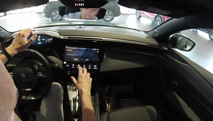 Creare profili utente per personalizzare le impostazioni dell'auto per diversi conducenti.