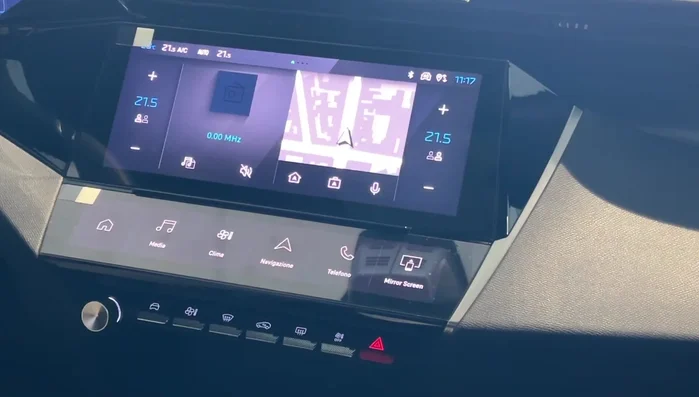 Accedere alla schermata Home e visualizzare le icone principali (radio, climatizzatore, mappa).