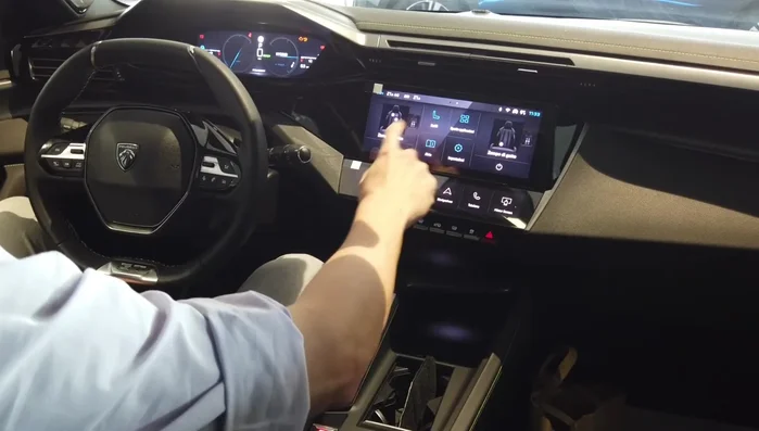 Personalizzare la schermata Home del touchscreen tenendo premuto a lungo su un'area vuota e spostando o rimuovendo widget.