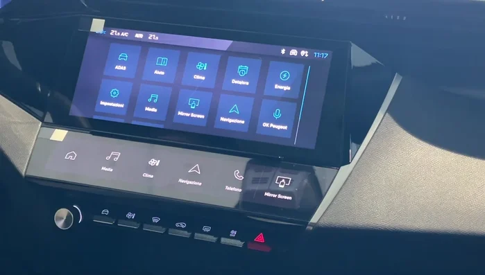 Utilizzo delle tre dita per accedere rapidamente al menu delle applicazioni.