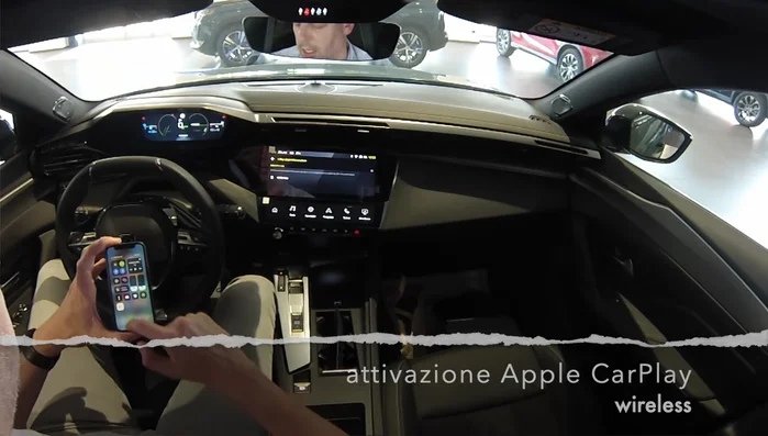 Connettere il telefono tramite Bluetooth o wireless per utilizzare Apple CarPlay.