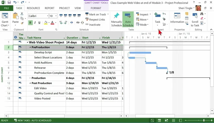 Utilizza la barra multifunzione 'Attività' e seleziona 'Inserisci' -> 'Attività ricorrente'.