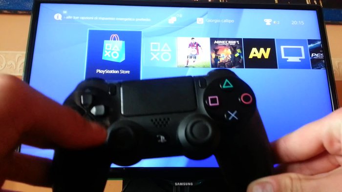 Premi il tasto "Share" sul tuo controller PlayStation 4 (quello in alto a sinistra).