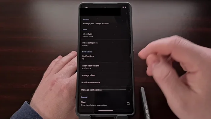 Trovare e toccare il pulsante 'Tracciamento pacco' per abilitarlo.