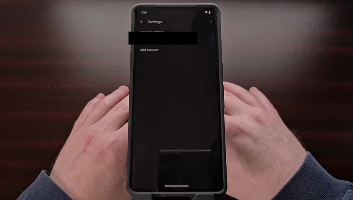 Toccare l'indirizzo email per cui si desidera abilitare la funzionalità.