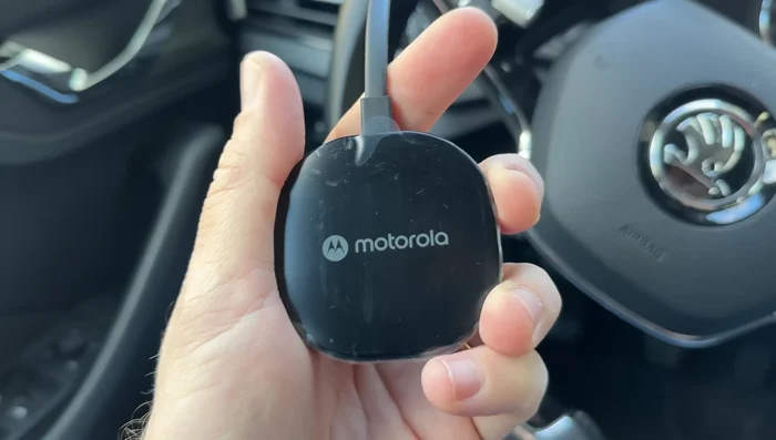 Acquisto di un adattatore USB-C a USB-A (se necessario): Verifica se la tua auto dispone di una porta USB-A. Se no, dovrai acquistare un adattatore per collegare il dongle.