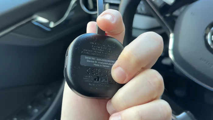 Acquisto di un adattatore USB-C a USB-A (se necessario): Verifica se la tua auto dispone di una porta USB-A. Se no, dovrai acquistare un adattatore per collegare il dongle.