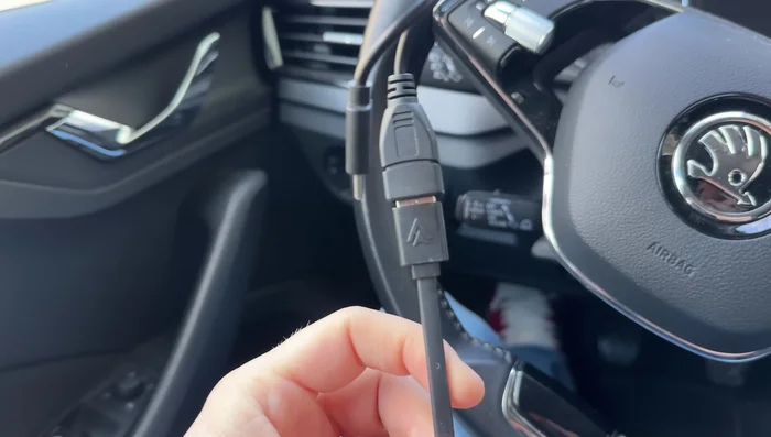 Collegamento del Dongle: Collega il dongle Motorola MA1 alla porta USB-A (o tramite adattatore) dell'auto.