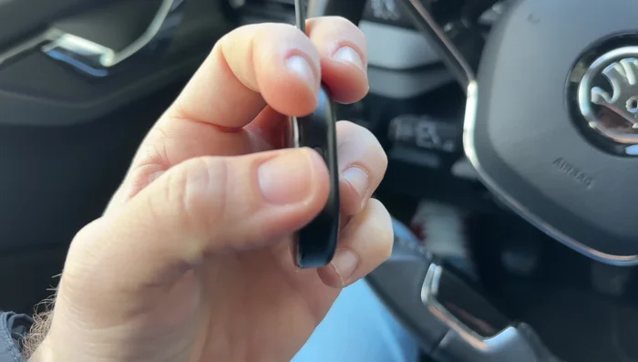 Pairing con lo Smartphone: Attiva il Bluetooth dello smartphone e segui le istruzioni sul display dell'auto per effettuare il pairing con il dongle Motorola. Il sistema dovrebbe riconoscerlo automaticamente.