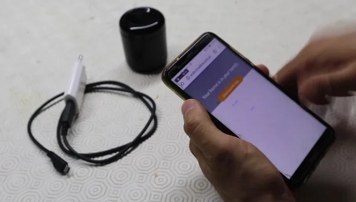 Scarica e installa l'applicazione IHC (Intelligent Home Center) sul tuo smartphone. Registrati o accedi con il tuo account.