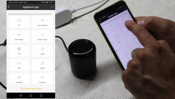 Seleziona l'ambiente (es. soggiorno) e scegli il tipo di dispositivo da controllare (es. climatizzatore Samsung). L'app mostrerà un telecomando virtuale.