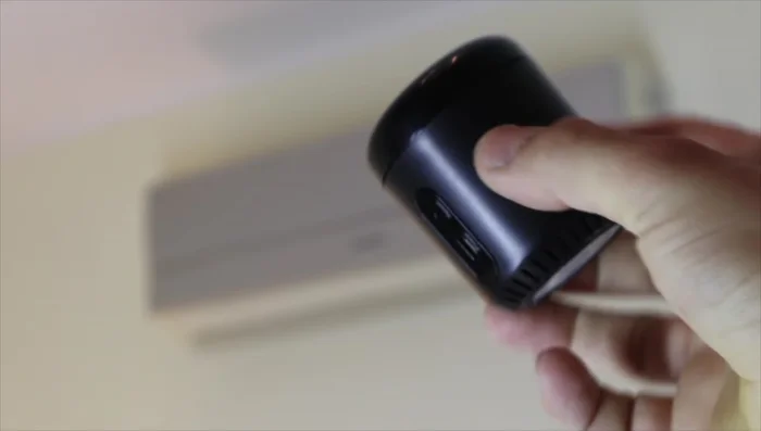 Posiziona il dispositivo IR vicino al climatizzatore, in modo che possa ricevere il segnale IR.