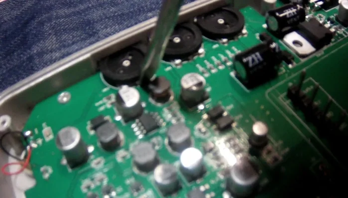 Saldatura del ponticello per bypassare il controllo volume difettoso.