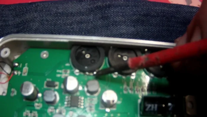 Saldatura del ponticello per bypassare il controllo volume difettoso.