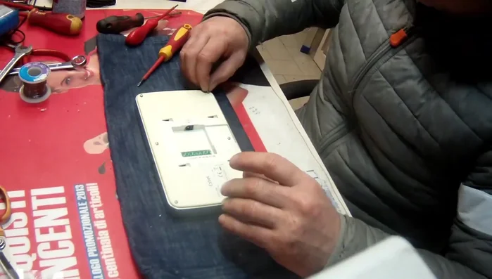 Rimontaggio del videocitofono e test del funzionamento.