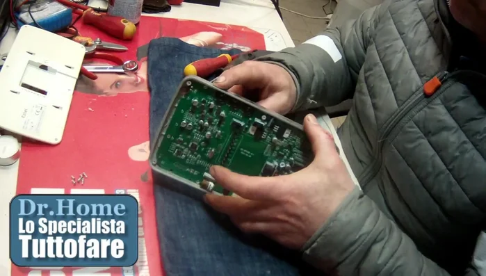 Analisi del circuito interno del videocitofono: individuazione del potenziometro del controllo volume saldato sulla scheda.