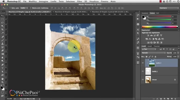 Nel menu Livello, seleziona 'Crea maschera di ritaglio'.