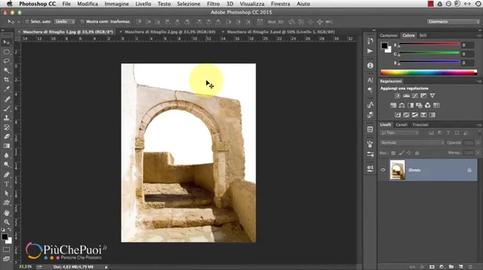 Seleziona le aree dove vuoi che si veda la seconda immagine usando la bacchetta magica (per aree irregolari) o altri strumenti di selezione (rettangolare per forme regolari).