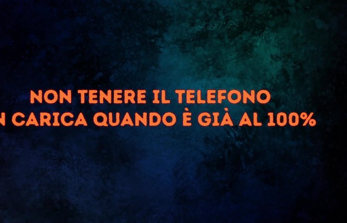 Cogli ogni occasione per ricaricare il telefono anche per brevi periodi.