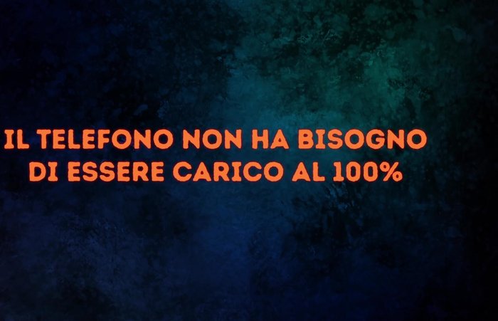 Cogli ogni occasione per ricaricare il telefono anche per brevi periodi.