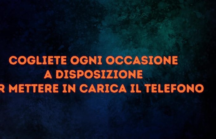 Cogli ogni occasione per ricaricare il telefono anche per brevi periodi.