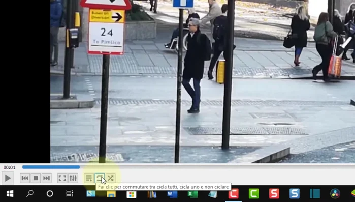 Per un singolo video, cliccare sull'icona del ciclo (a forma di freccia circolare) e selezionare 'Ripeti tutto' o 'Ripeti 1'.