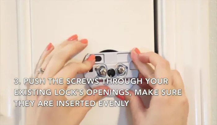 Fissare le viti lunghe leggermente allentate con un cacciavite a croce.