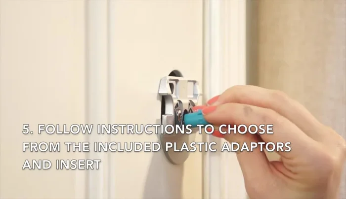 Far scorrere la serratura August sulla piastra di montaggio e fissarla abbassando i lati in plastica.