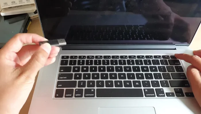 Collegare l'unità USB avviabile.