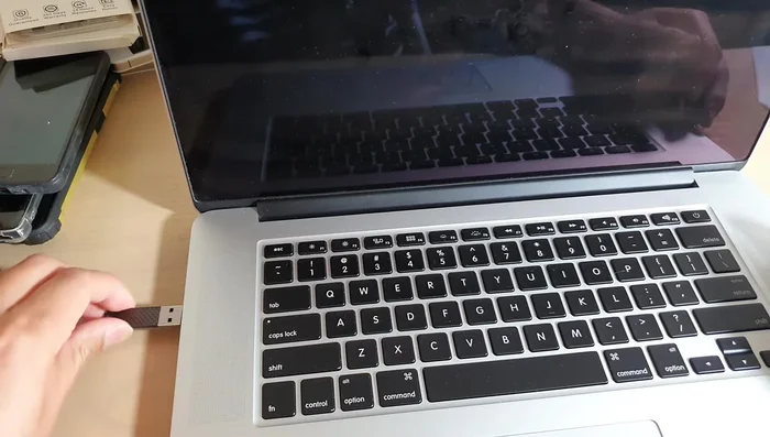 Collegare l'unità USB avviabile.