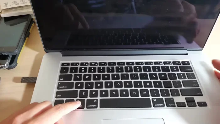 Selezionare l'unità USB dall'elenco di avvio che apparirà.