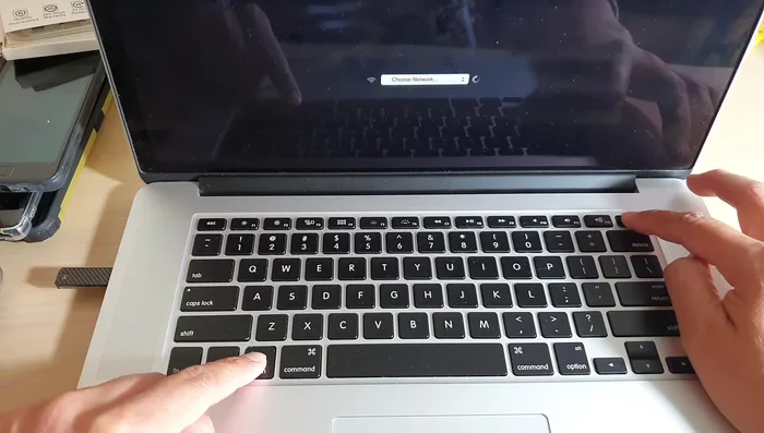 Selezionare l'unità USB dall'elenco di avvio che apparirà.